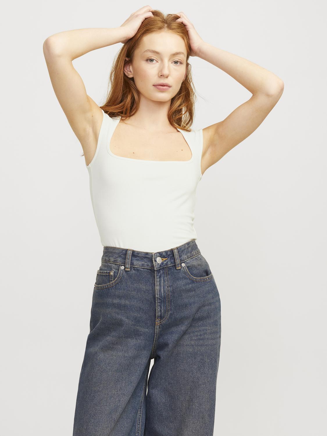 model_shot-front